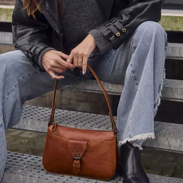 Modelfoto Leren Schoudertas – Ebonee – Brandy Cognac