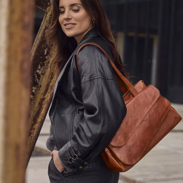 Modelfoto Leren Handtas – Rivka – Brandy Cognac