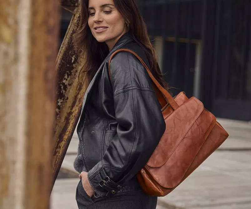 Modelfoto Leren Handtas โ Rivka โ Brandy Cognac