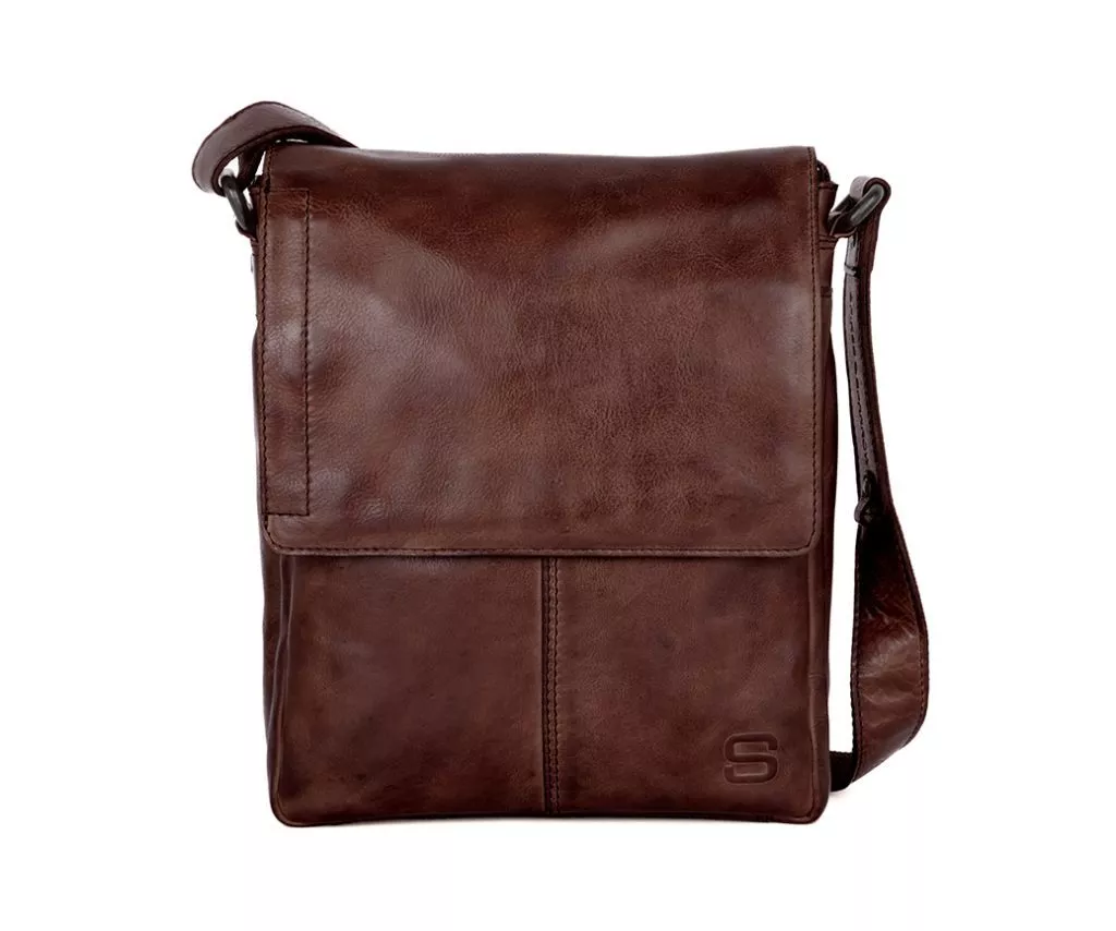 Vooraanzicht leren schoudertas met klep - Stan - donkerbruin