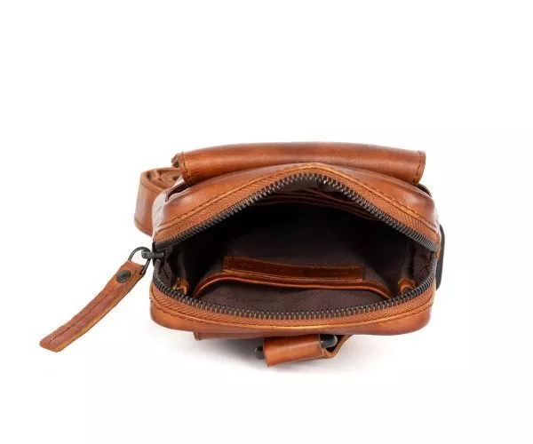 Bovenaanzicht Leren Slingbag – Harris – Brandy