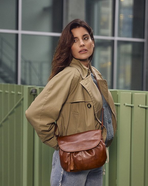 Modelfoto leren crossbodytas met klep - Feline - Brandy cognac